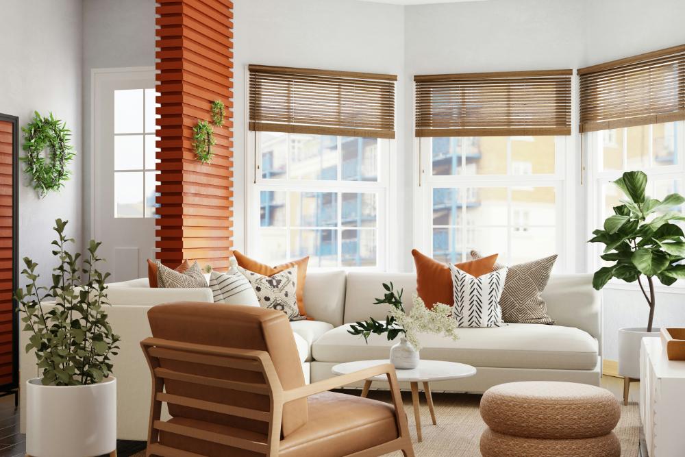 Wohnzimmer mit Erker mit drei großen Fenstern, davor eine Wohnlandschaft mit weißem Sofa und beigem Holzsessel, kleinem, weißem Couchtisch, Mita-On GmbH